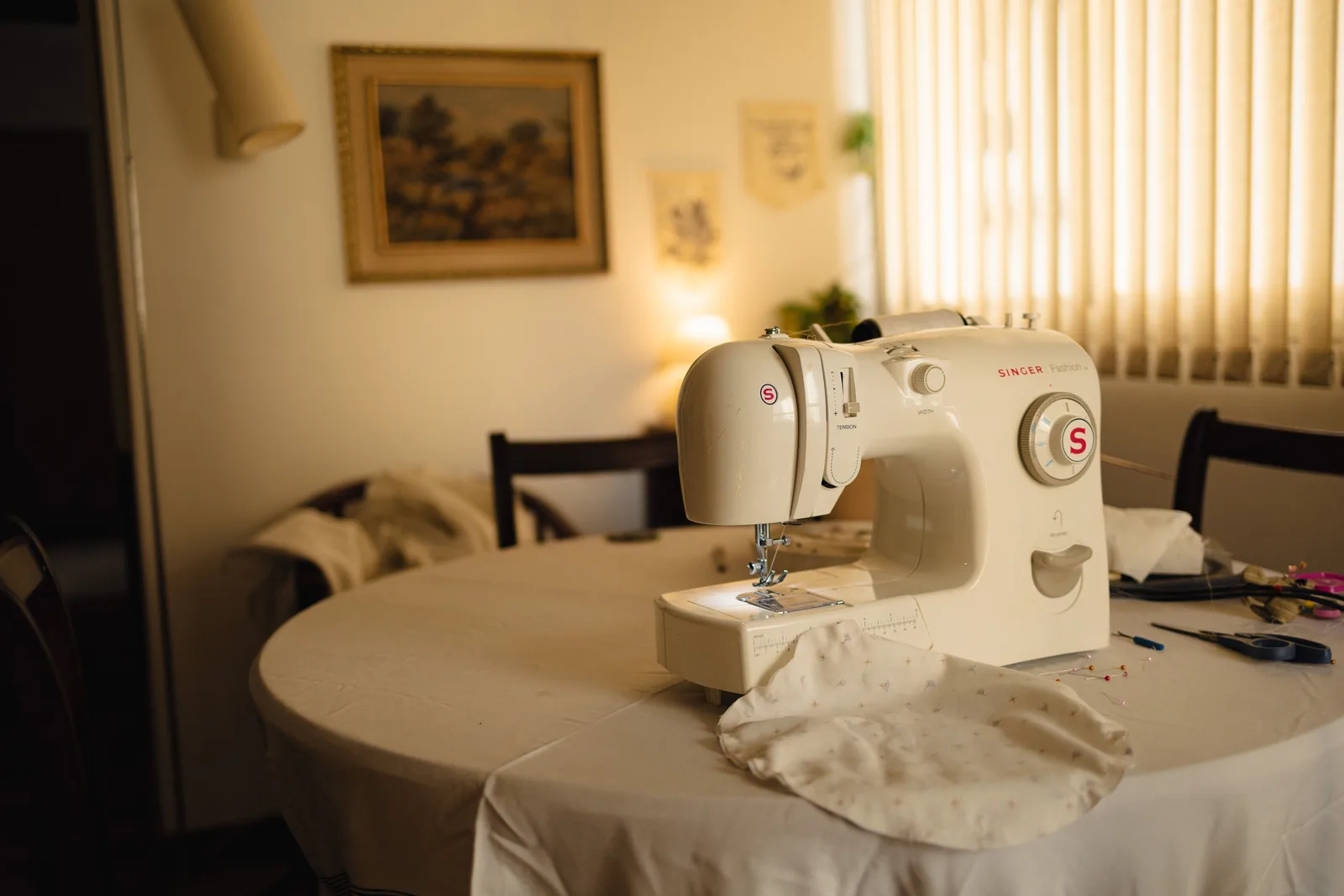 Espace de création couture et broderie cosy avec machine à coudre et matériel créatif organisé