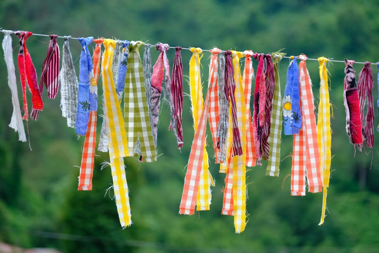 Bandes de tissus colorés à motifs suspendues en extérieur, inspiration guirlande brodée pour balcon