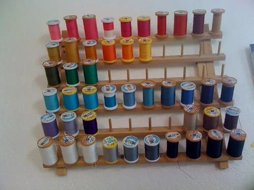 Bobines de fils à broder colorés pour réaliser un portrait animalier en point de croix