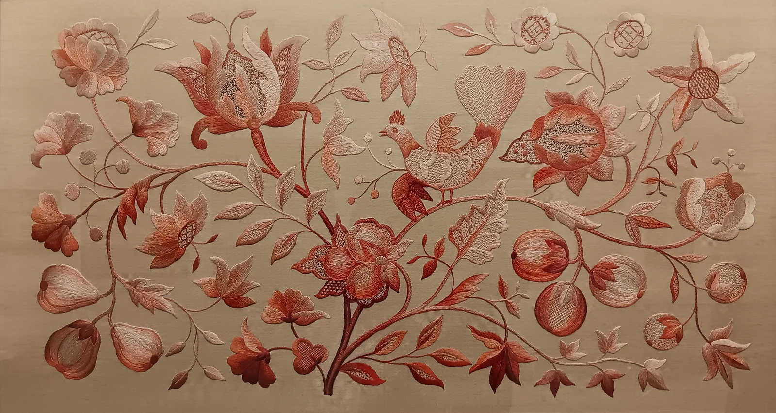 broderie sur soie ancienne technique florale détaillée fils couchés