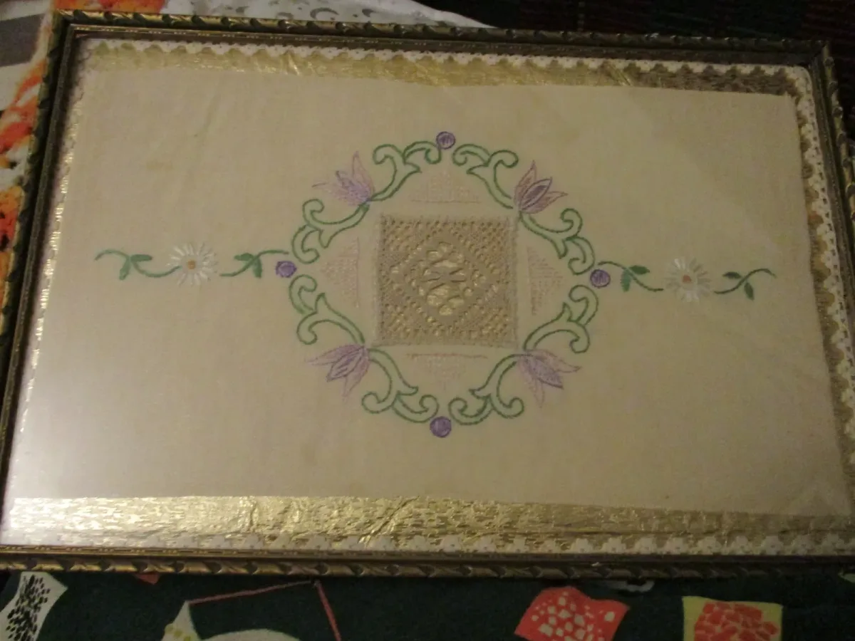 Broderie ancienne encadrée avec motifs ajourés, exemple d'encadrement pour une pièce brodée façon Assisi