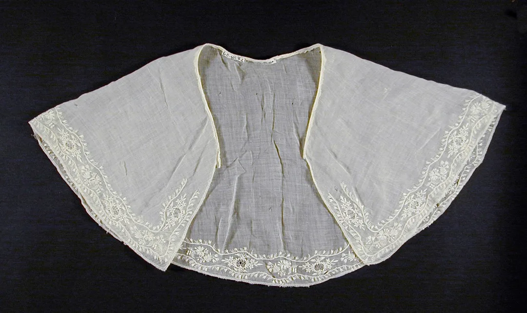 Col brodé en broderie blanche whitework du XIXe siècle avec motifs floraux en relief, exemple de résultat Mountmellick