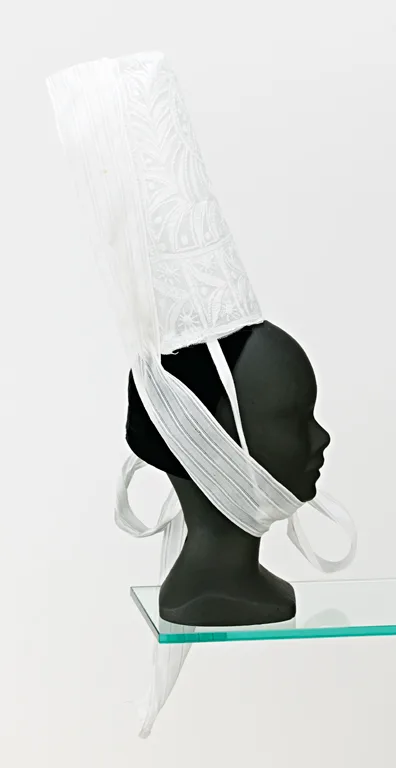 Coiffe bretonne brodée en dentelle blanche, exemple historique de broderie traditionnelle bigoudène