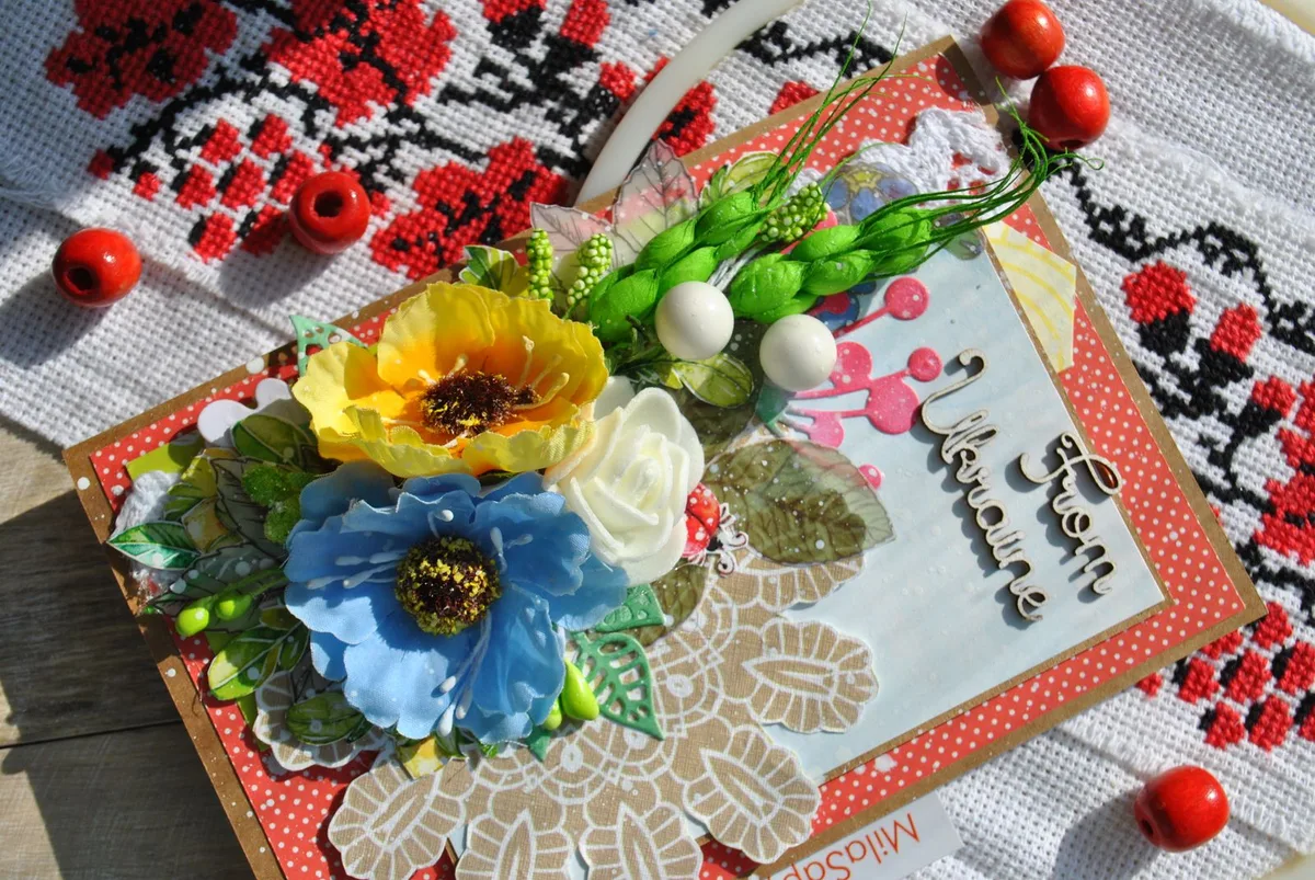 Carte de vœux brodée avec fleurs colorées en tissu et perles, décorée sur textile point de croix traditionnel