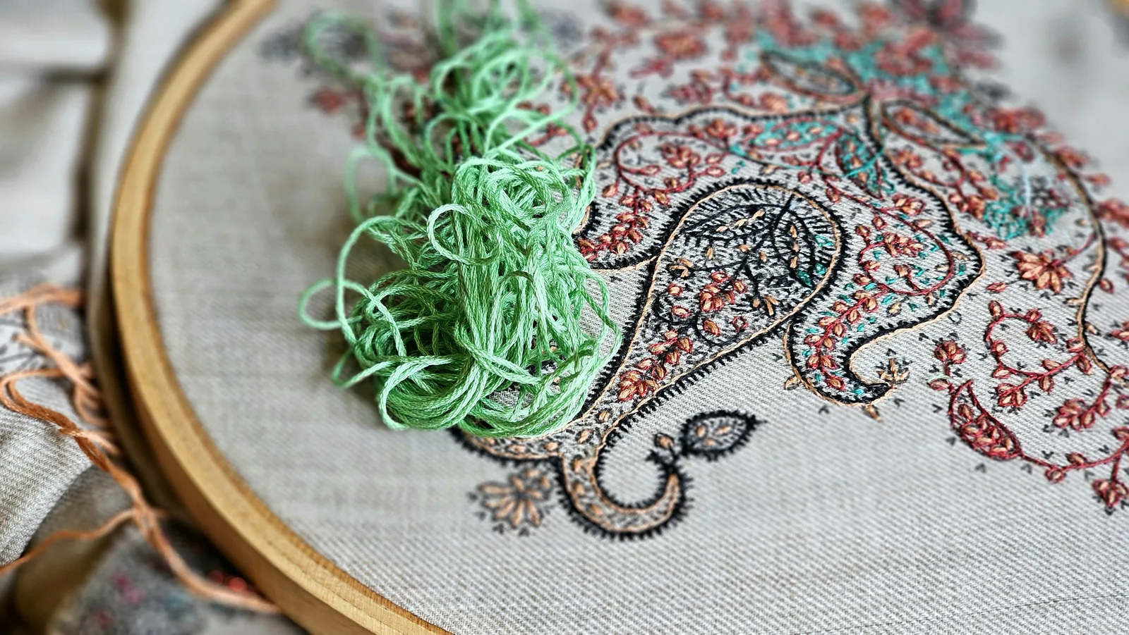 Broderie Crewel 2026 : la technique jacobéenne pour débutants