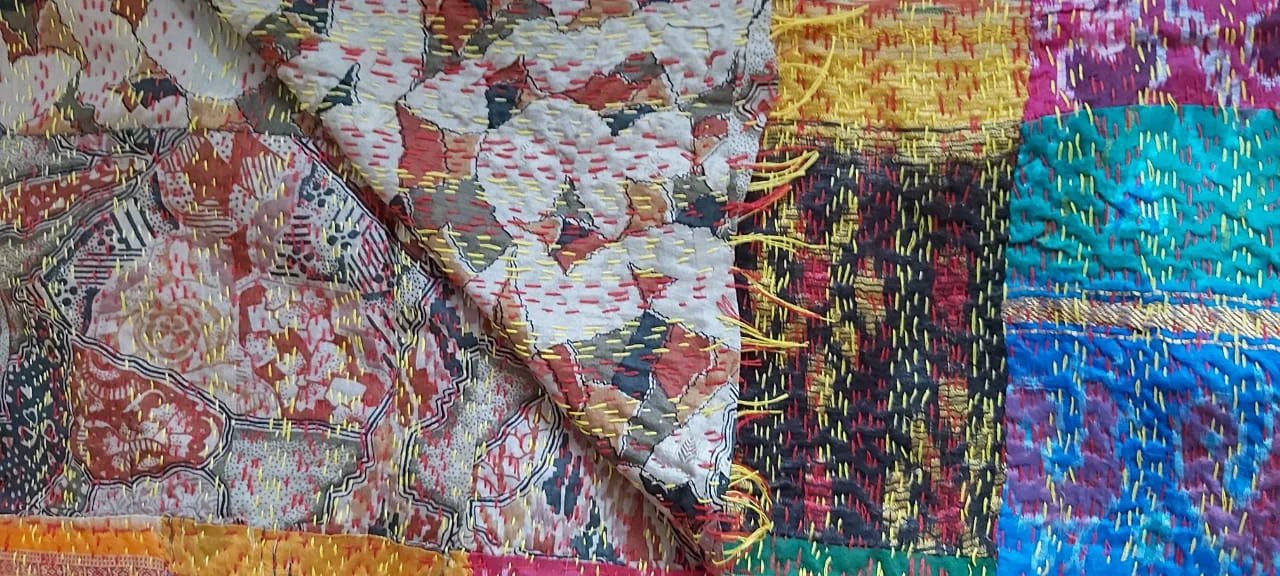 Broderie Kantha 2026 : la technique indienne du tissu recyclé