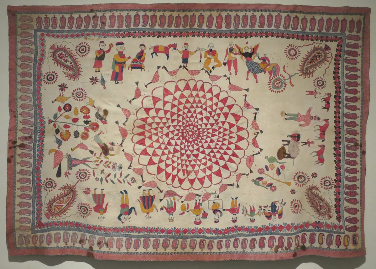 Textile kantha ancien richement brodé de motifs floraux, paons et scènes de vie du Bengale