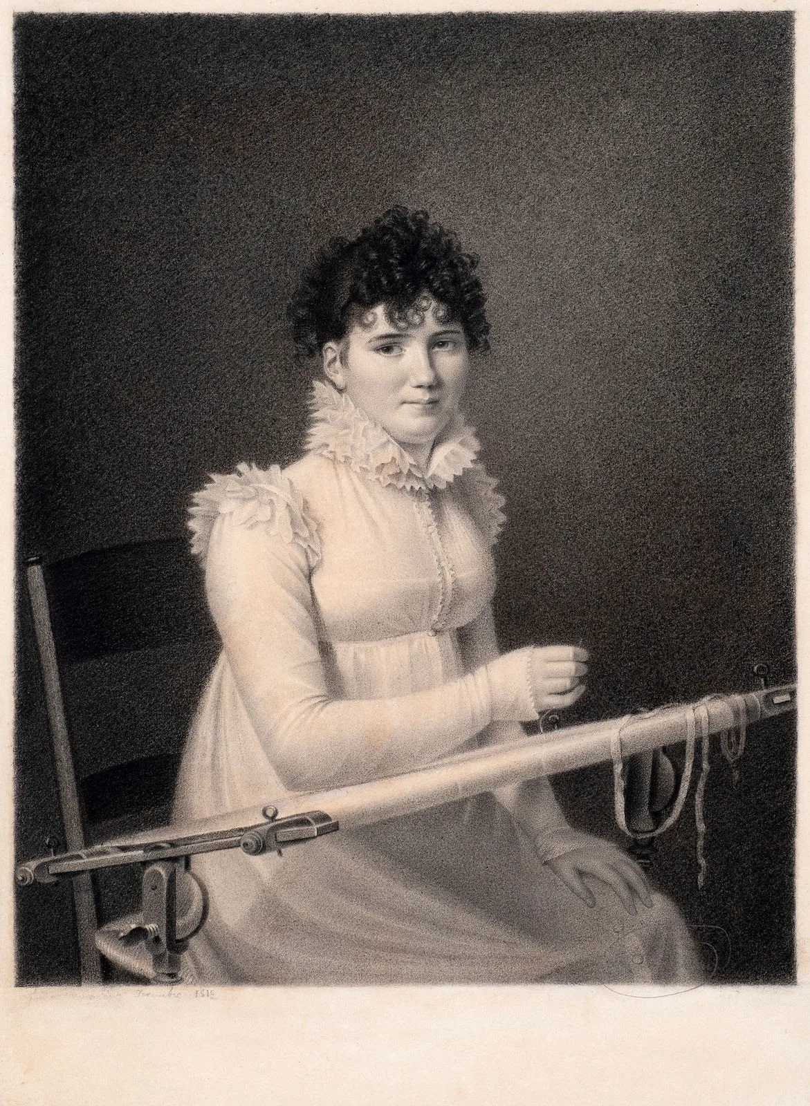 Dessin de 1810 d'une jeune femme brodant au crochet sur un métier à tambour tendu, une main au-dessus et une main sous le tissu