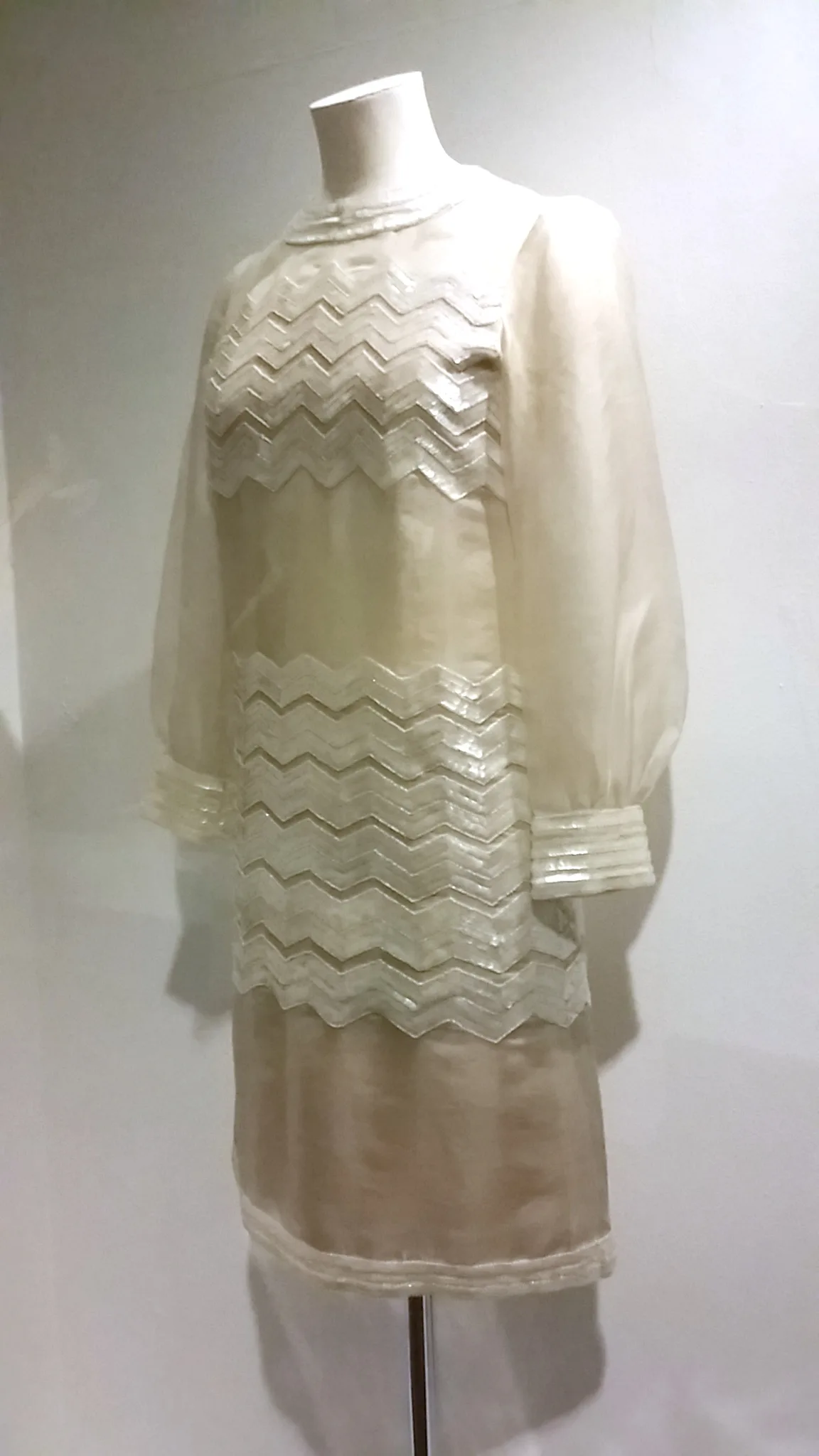 Robe de cocktail Yves Saint Laurent de 1965 en gaze blanche brodée de rayures en zigzag de perles et de paillettes