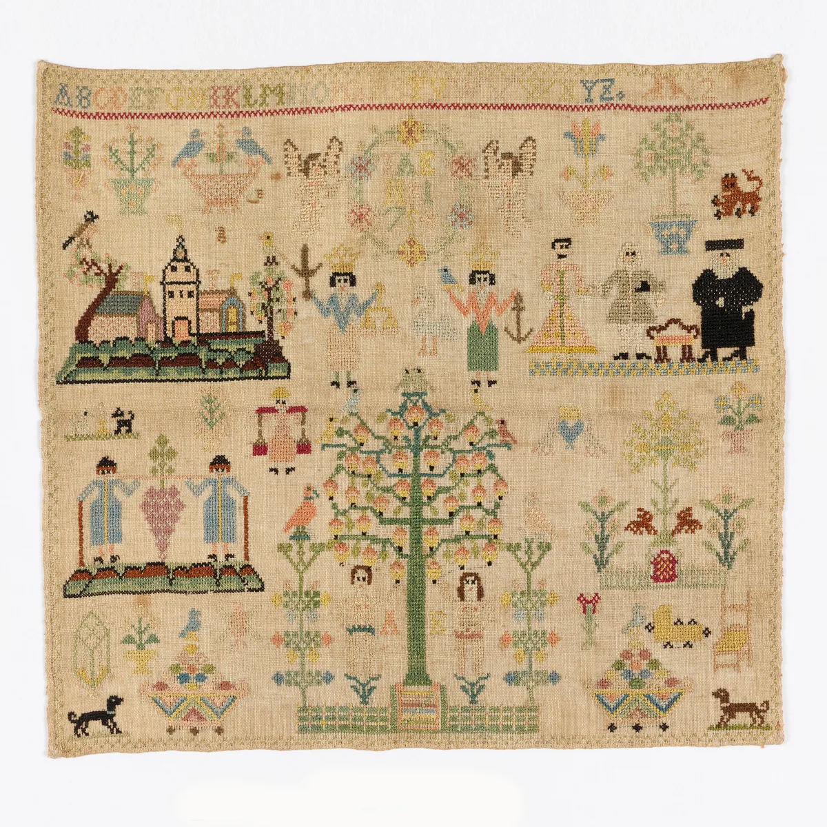Échantillon ancien de broderie traditionnelle avec alphabet, maison et arbre, exemple de sampler familial