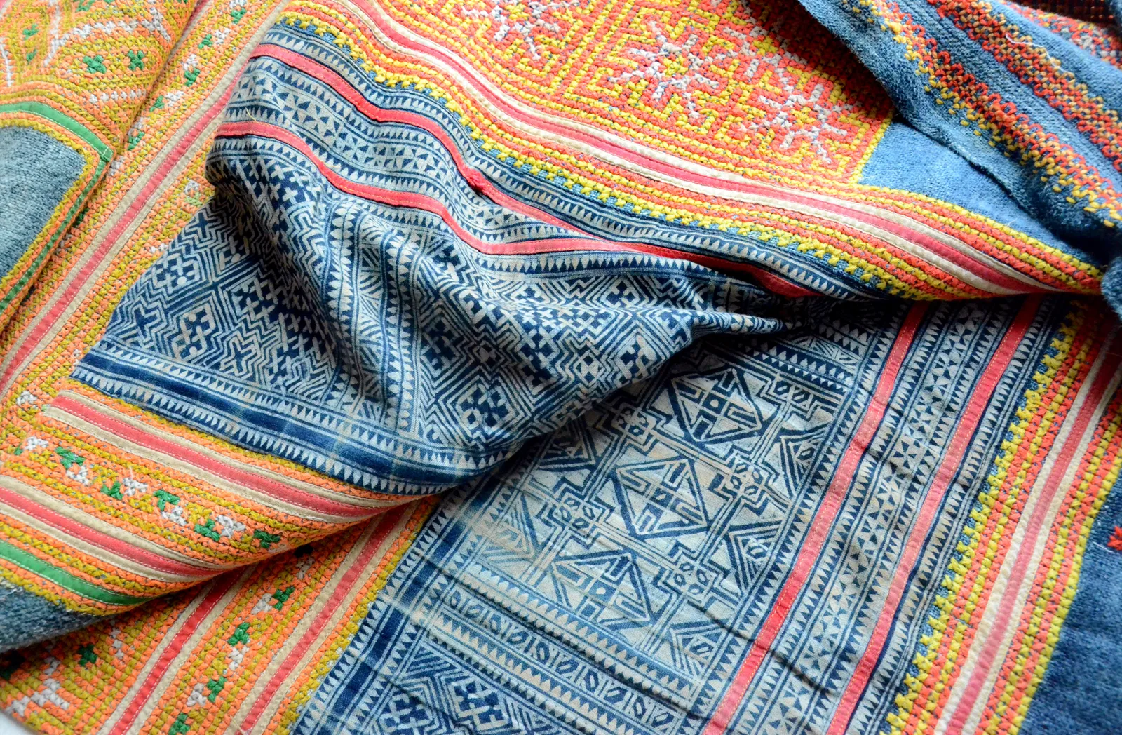 Broderie minimaliste 2026 : motifs géométriques tendance déco
