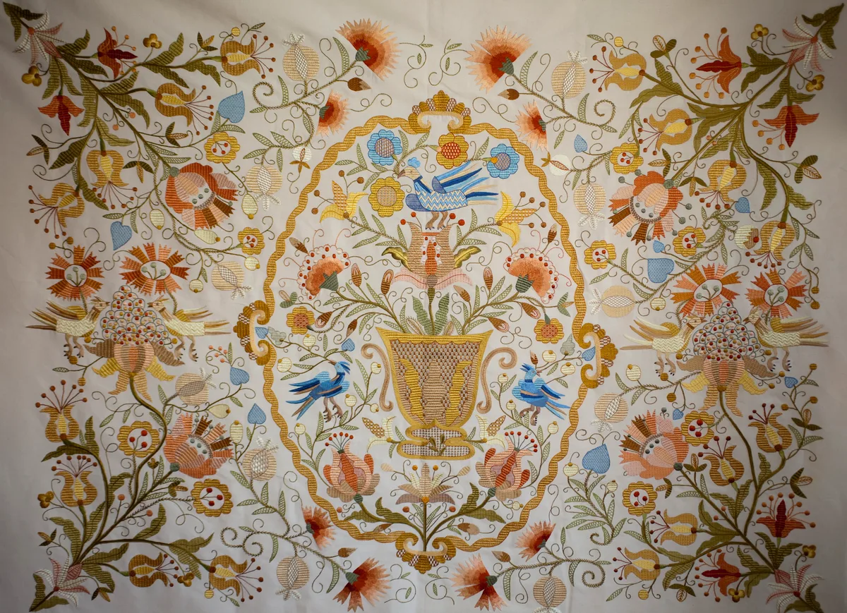 Colcha traditionnelle de Castelo Branco brodée de soie avec arbre de vie, oiseaux et fleurs sur fond de lin