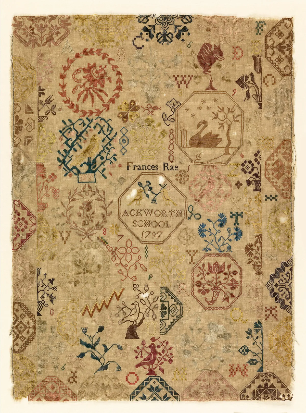 Sampler quaker d'Ackworth School de 1797 brodé de médaillons octogonaux, cygne, couronnes et initiales au point de croix