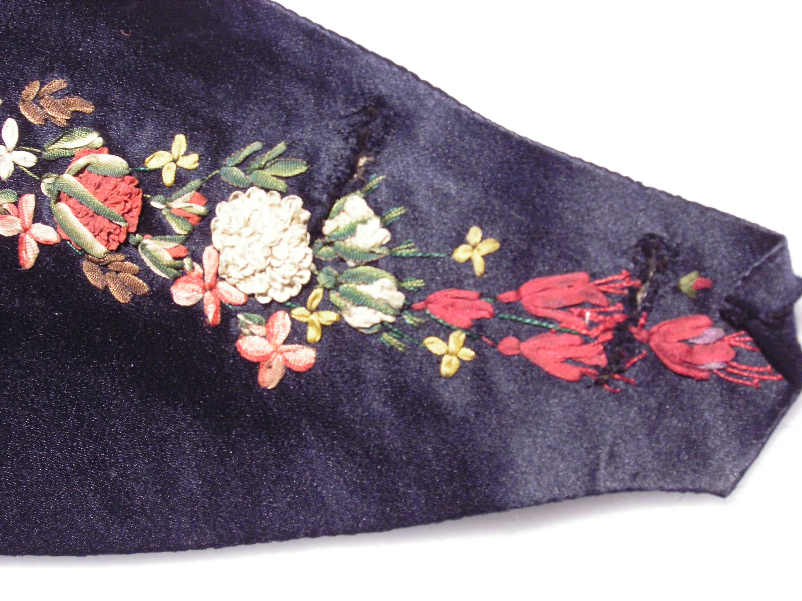 Broderie au ruban de soie 2026 : technique et motifs floraux