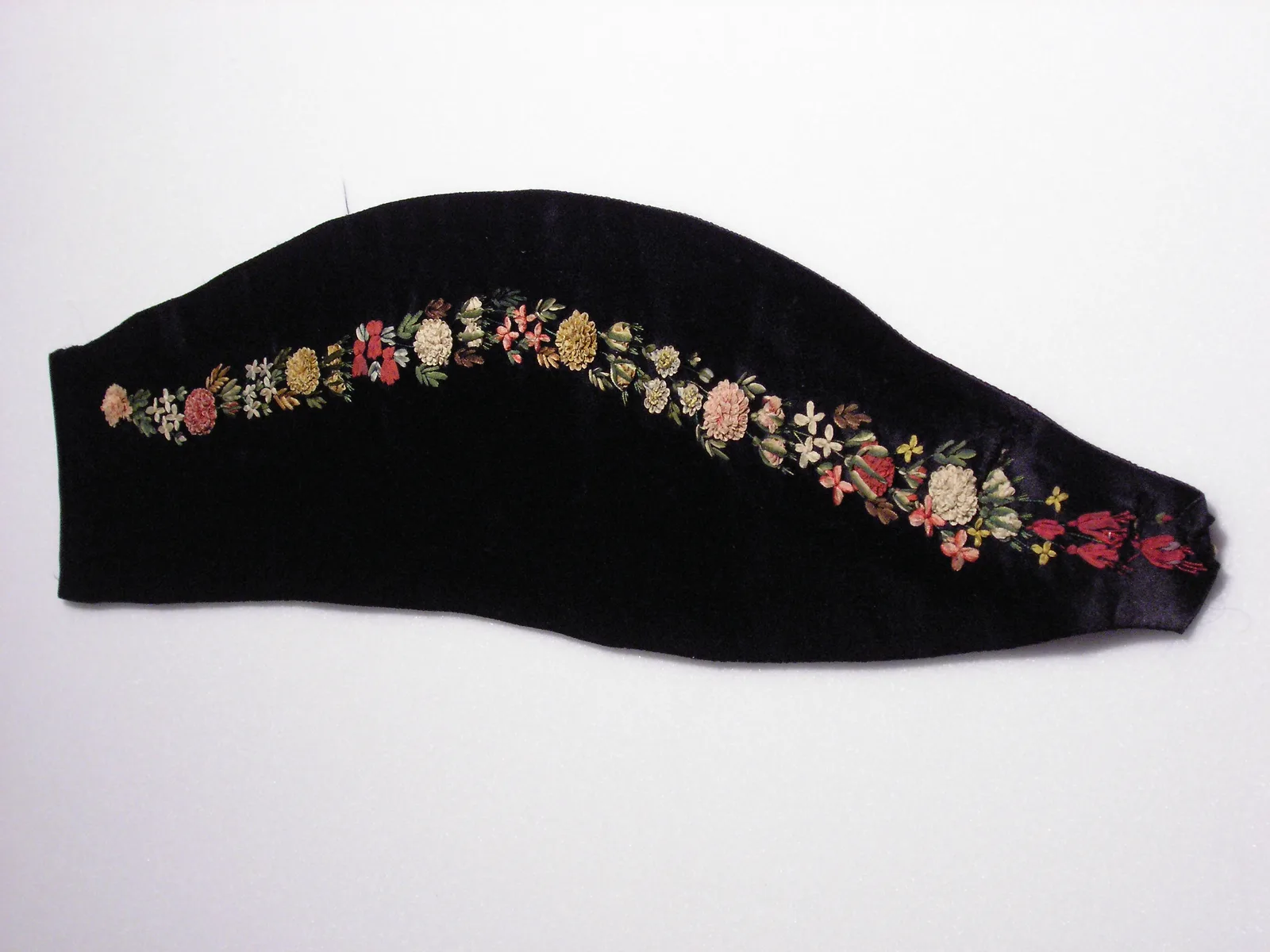 Revere de costume avec broderie en ruban de soie et motifs floraux, France vers 1910