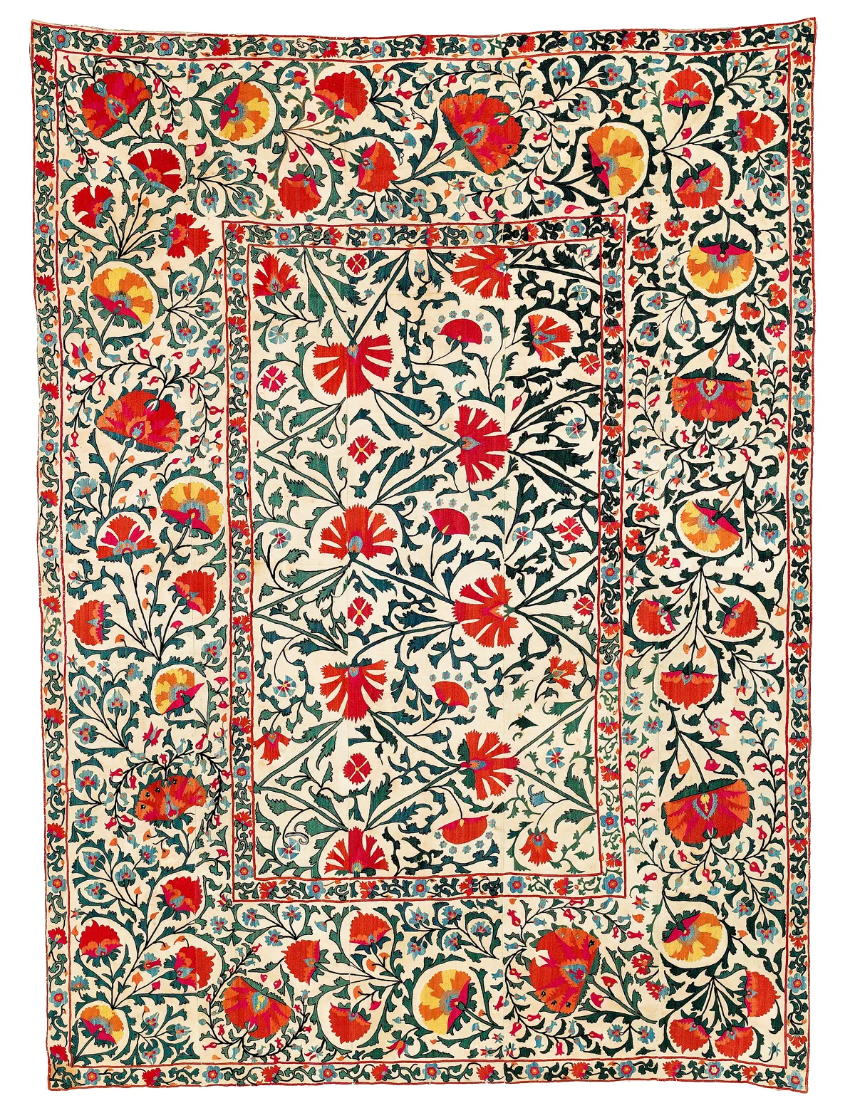 Suzani traditionnel brodé aux motifs floraux rouges et verts encadrant une composition symétrique