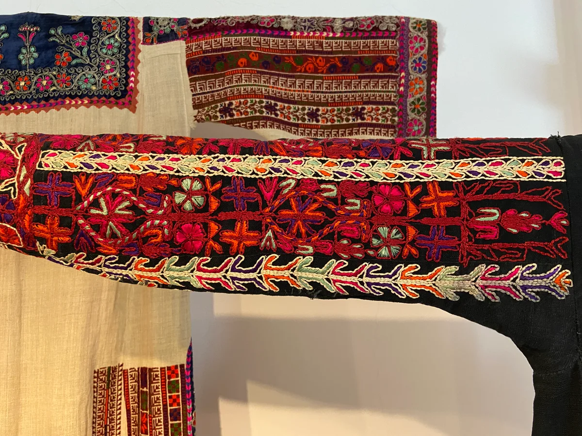 Manche d'un vêtement traditionnel brodé de motifs tatreez colorés au point de croix