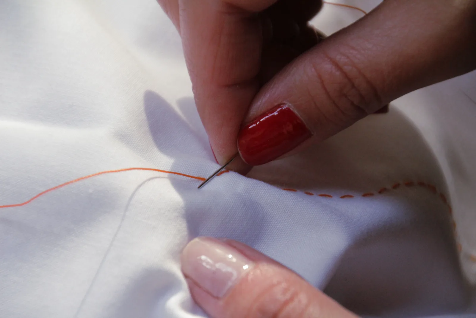 Broderie de reprise visible sur un tissu à carreaux, exemple de réutilisation zéro déchet