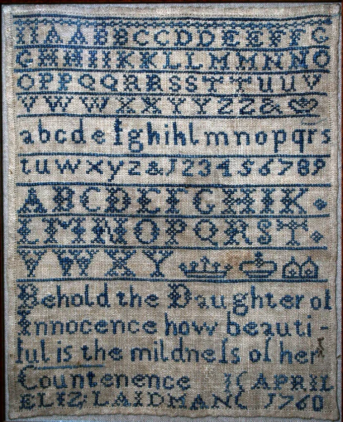 Sampler brodé avec alphabet complet, exemple de composition pour personnaliser un cadeau de départ en retraite