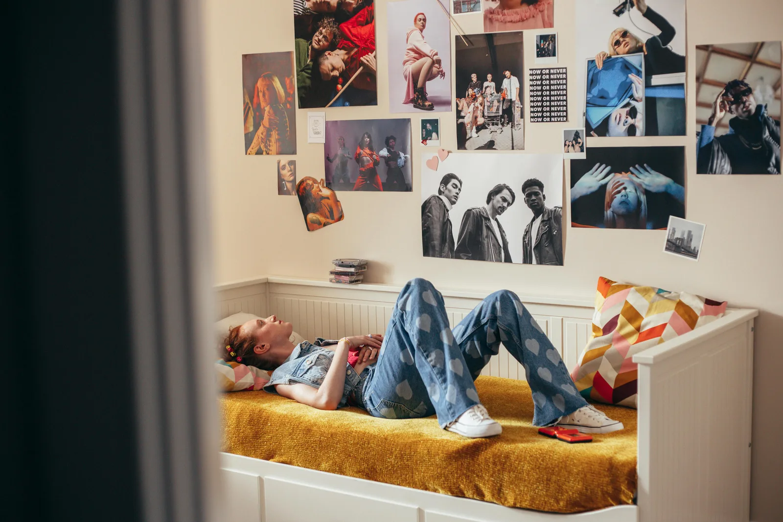 Chambre ado 2026 : 10 idées broderie murale et textiles tendance