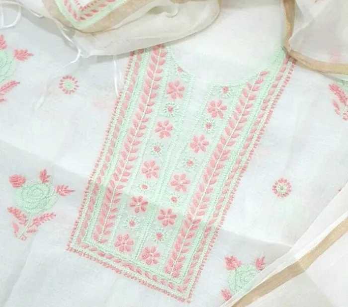 Kurta chikankari moderne aux broderies roses et vertes sur coton blanc, exemple contemporain de motifs floraux