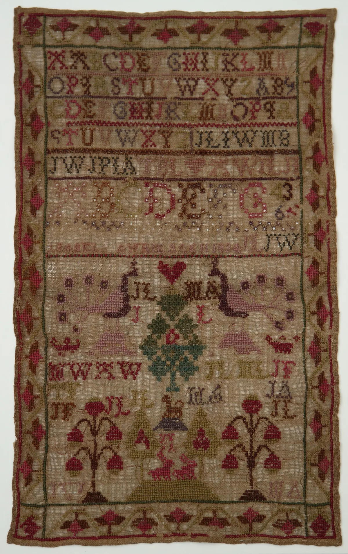 Sampler ancien brodé au point de croix avec alphabet complet, chiffres et signature Peggy Dodge