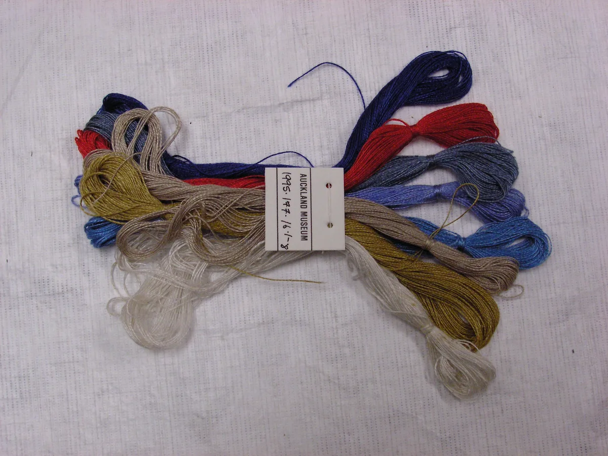 Écheveaux de fils à broder de couleurs variées pour ajuster le nombre de brins selon le compte de toile