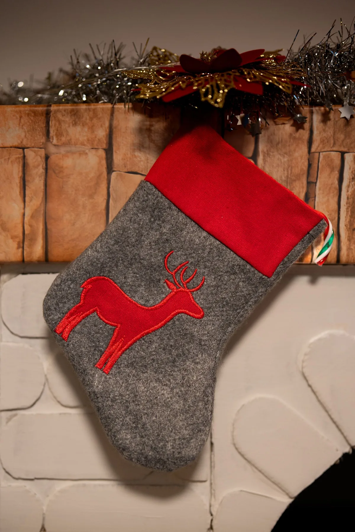 Chausson de Noël brodé d'un renne rouge, exemple de cadeau brodé fini prêt pour les fêtes