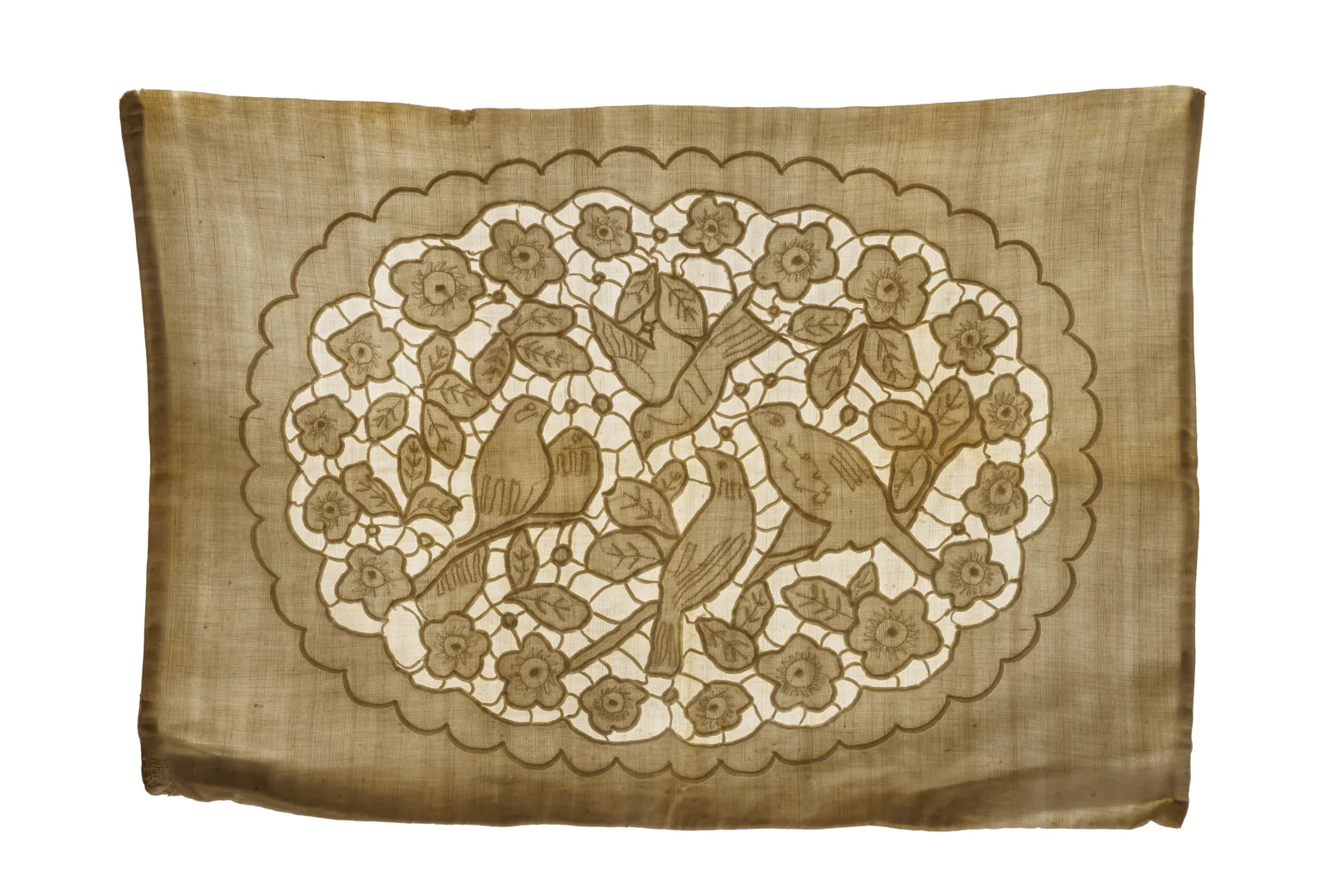 broderie ajourée ancienne représentant des oiseaux et des fleurs sur tissu de lin naturel