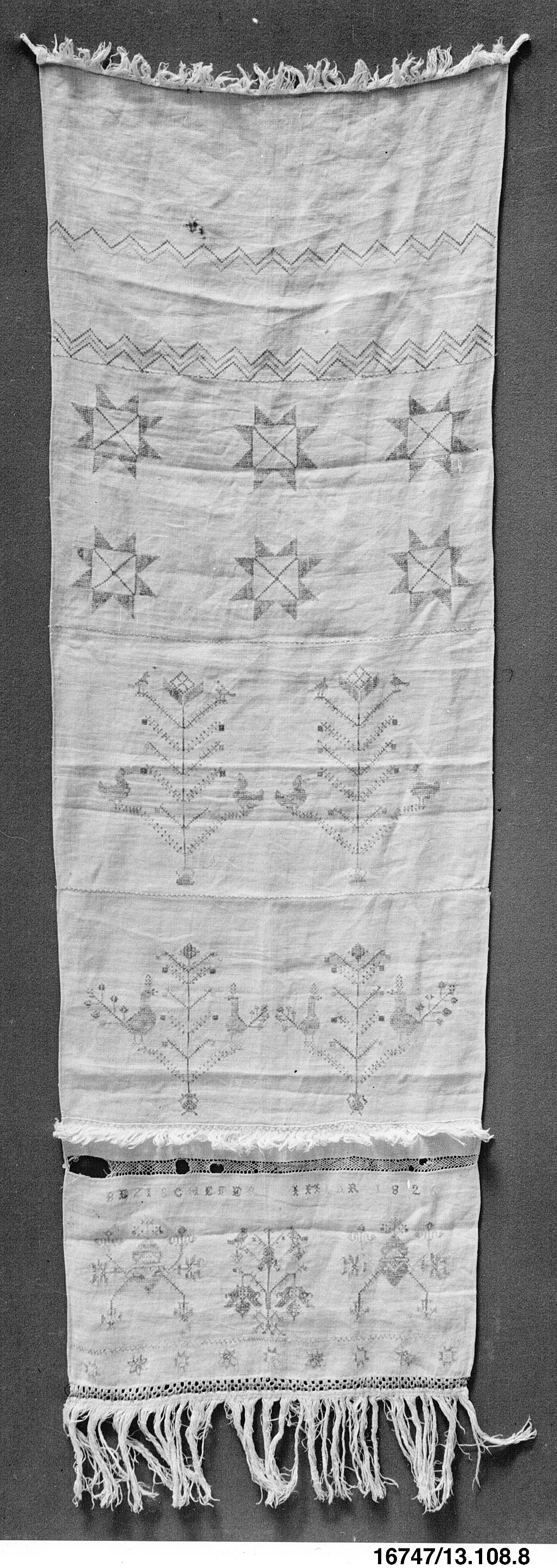 Torchon brodé historique américain 1826 — exemple de textile de cuisine brodé traditionnel