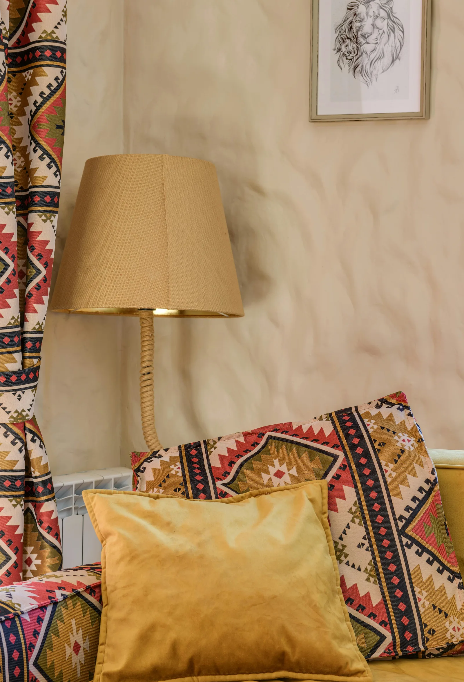 coussins brodés ethniques suzani déco bohème superposés canapé