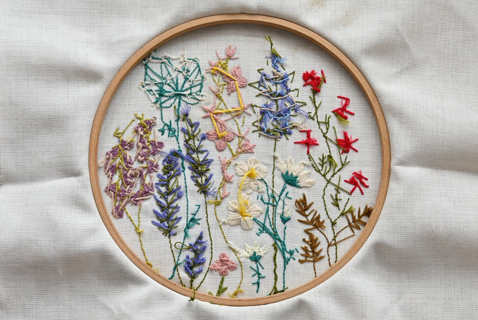 Déco botanique 2026 : broderies de plantes et textiles verts pour un intérieur nature