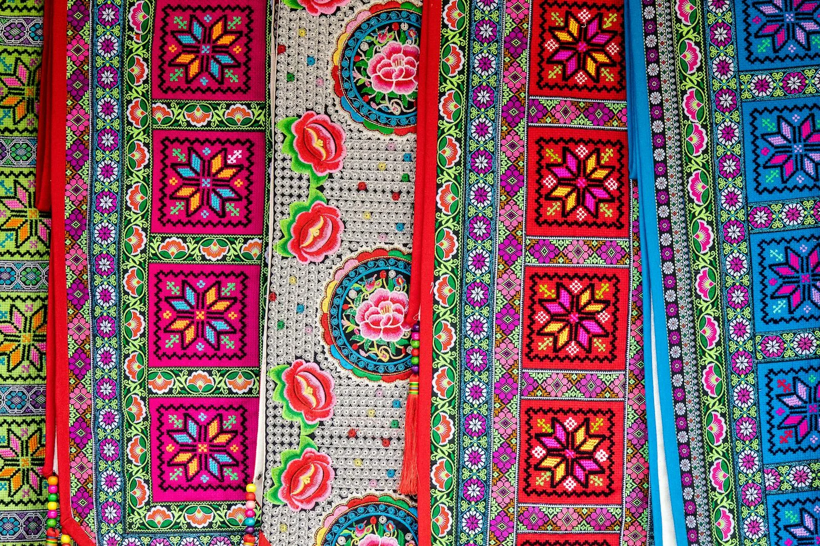 Déco ethnique 2026 : broderies du monde pour un intérieur voyageur