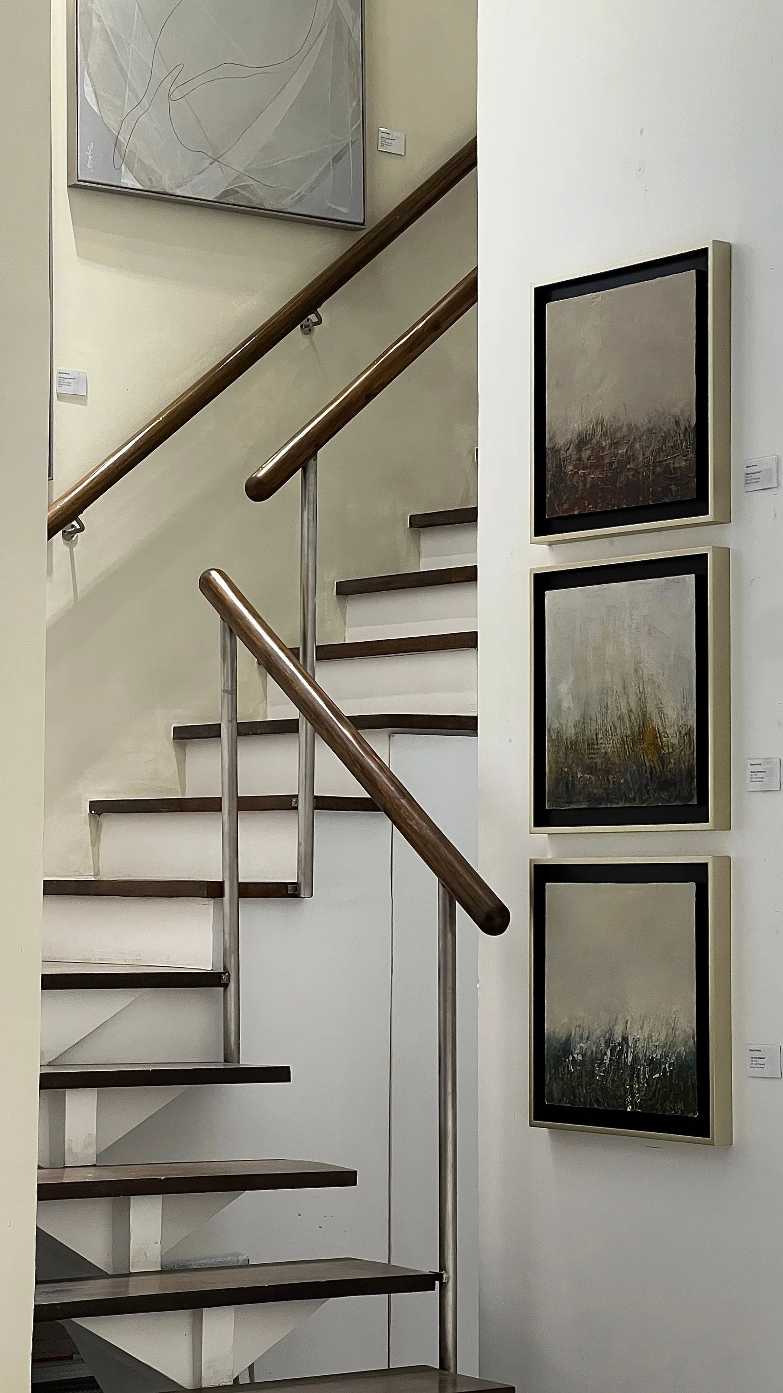 Décorer un escalier avec la broderie : galerie de cadres et textiles 2026