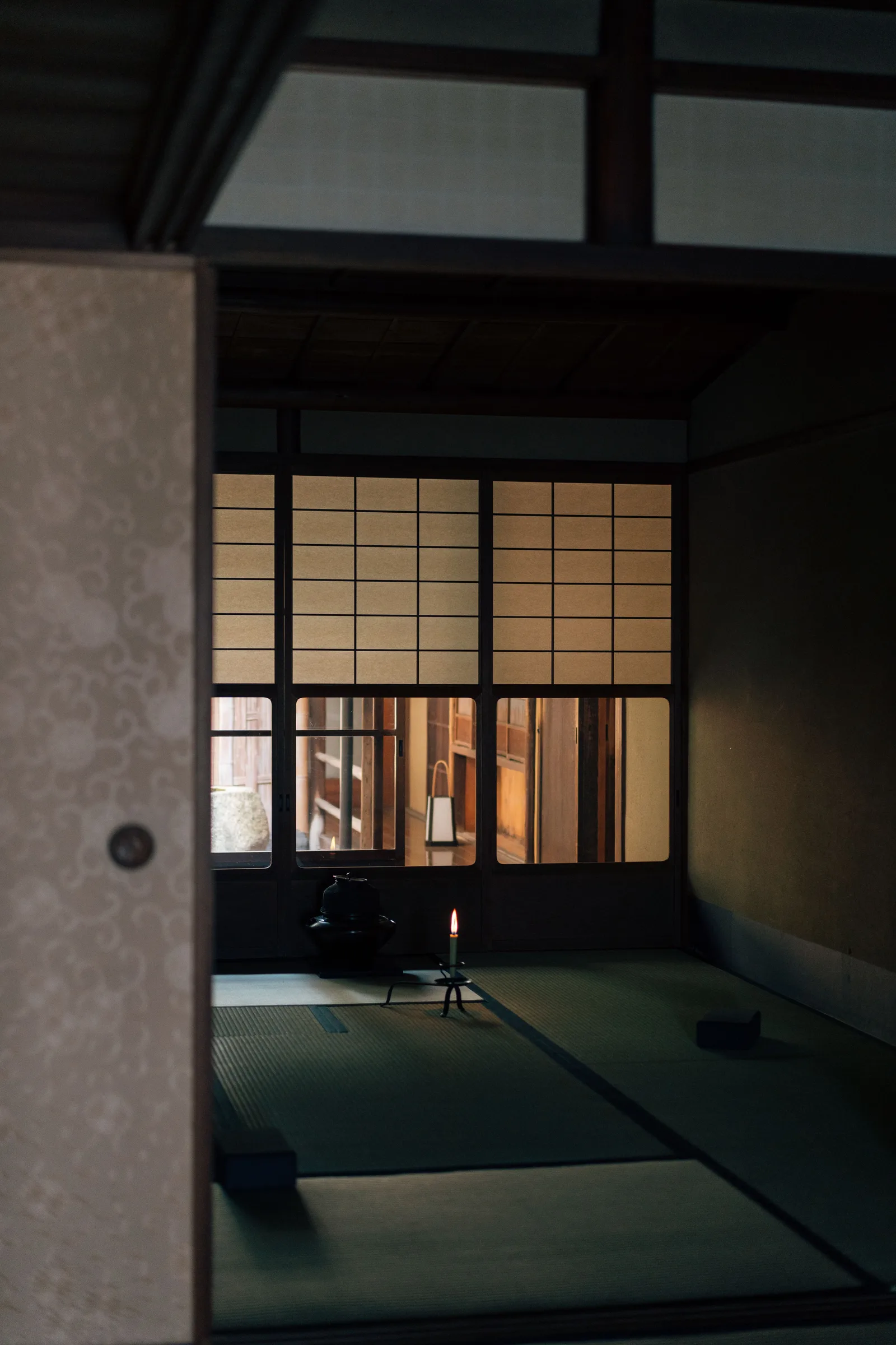 Pièce zen japonaise avec tatamis et bougie allumée — atmosphère méditative et intime pour un coin de pratique brodé