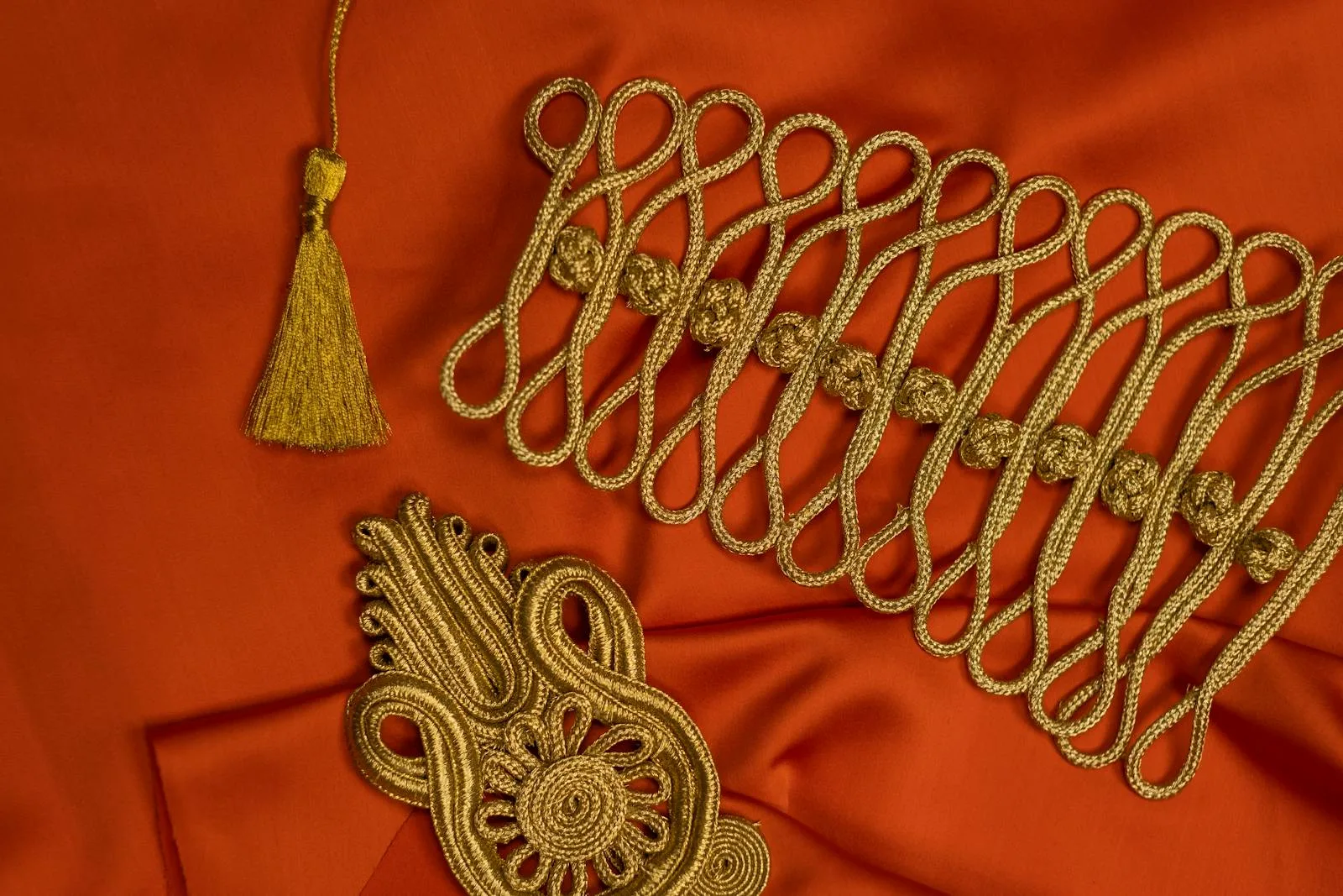 Goldwork 2026 : broder à l'or et à l'argent — technique et premiers pas