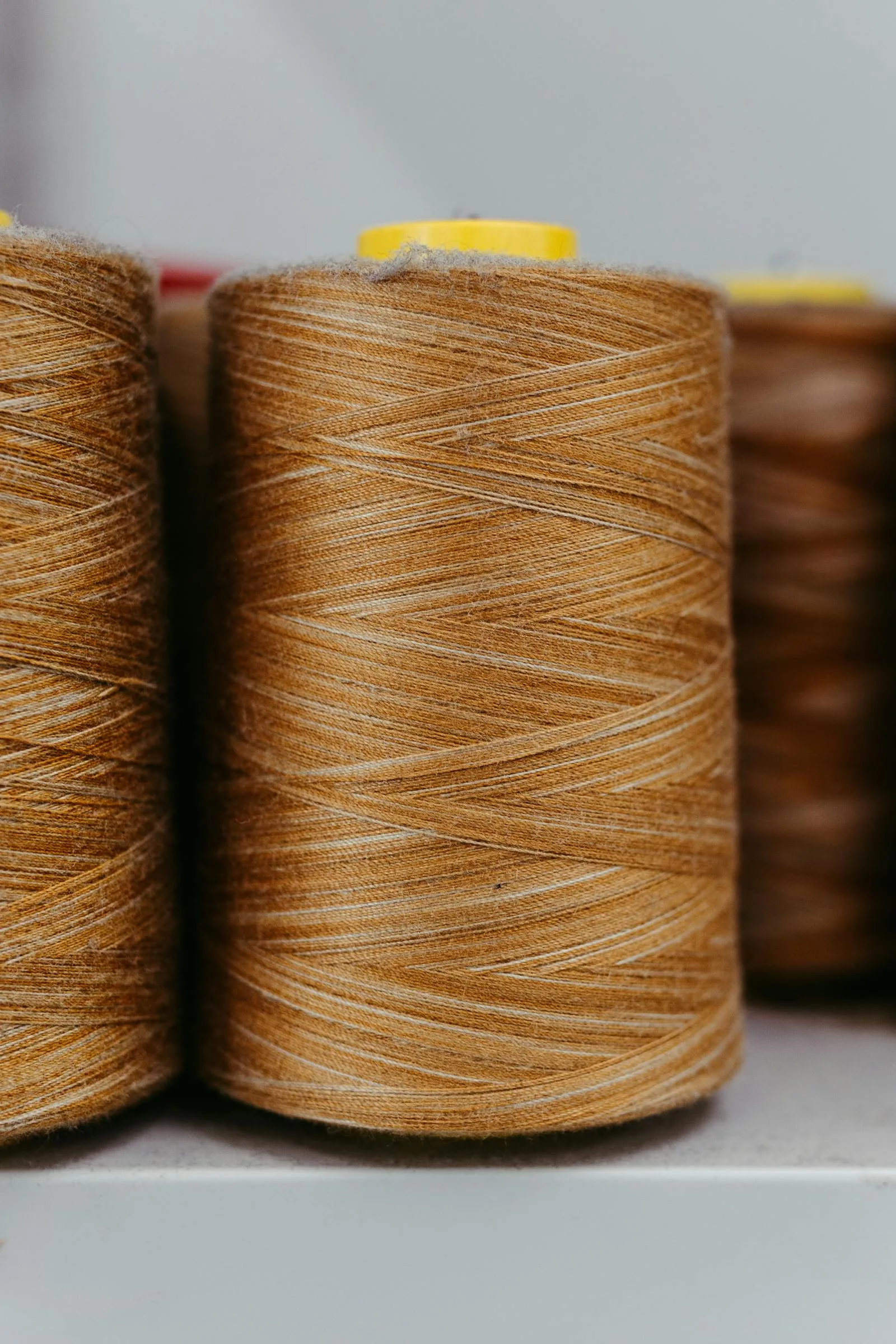 Bobines de fils dorés et métalliques pour broderie goldwork