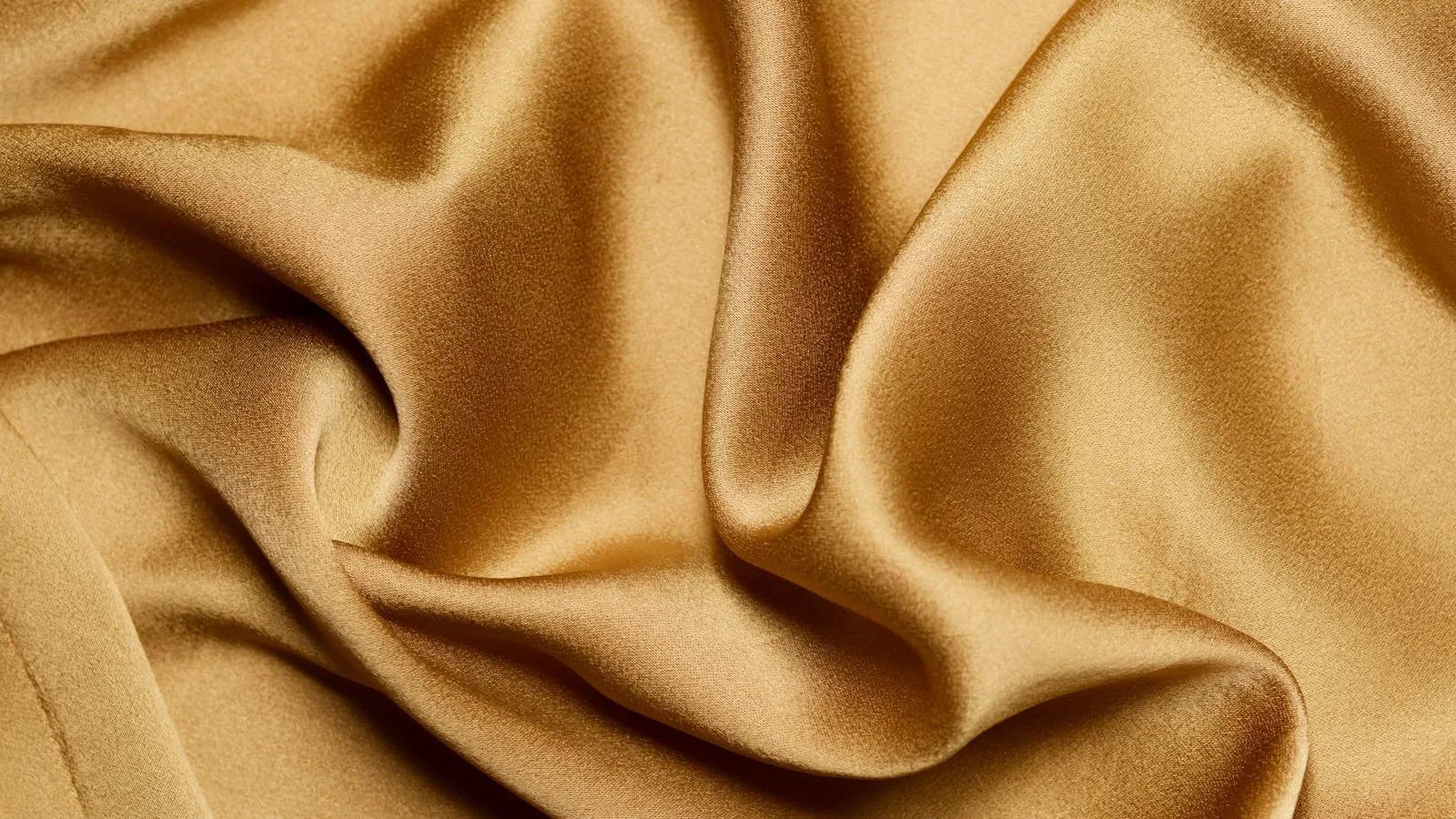 Tissu doré et soyeux, support idéal pour apprendre le goldwork