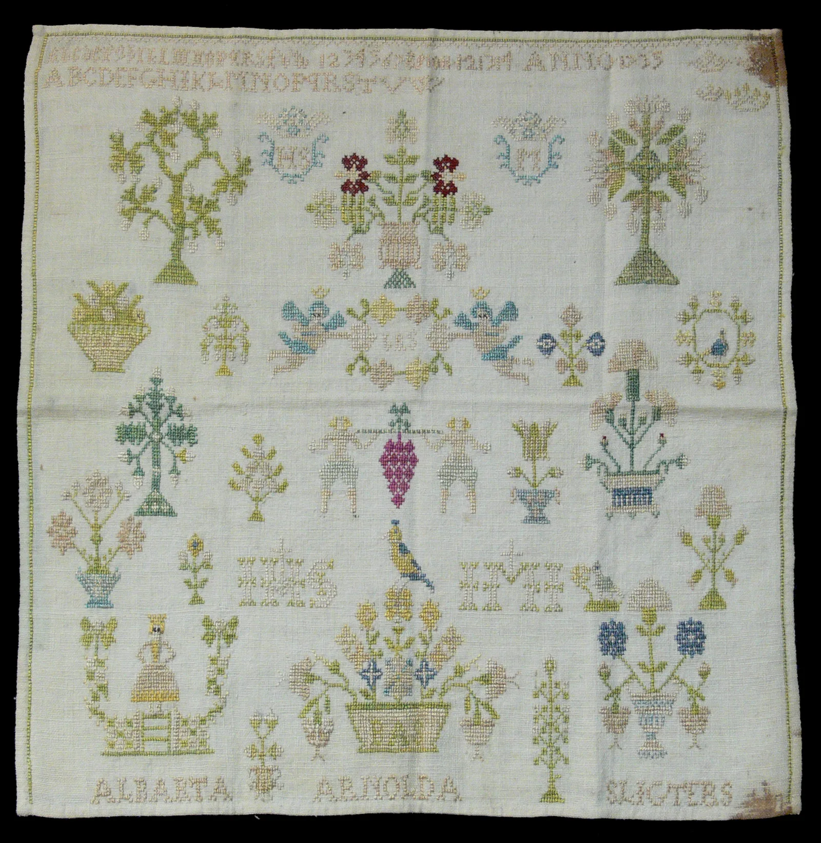 abécédaire brodé historique du XVIIIe siècle avec alphabet complet lettres ornées fleurs et oiseaux en point de croix coloré