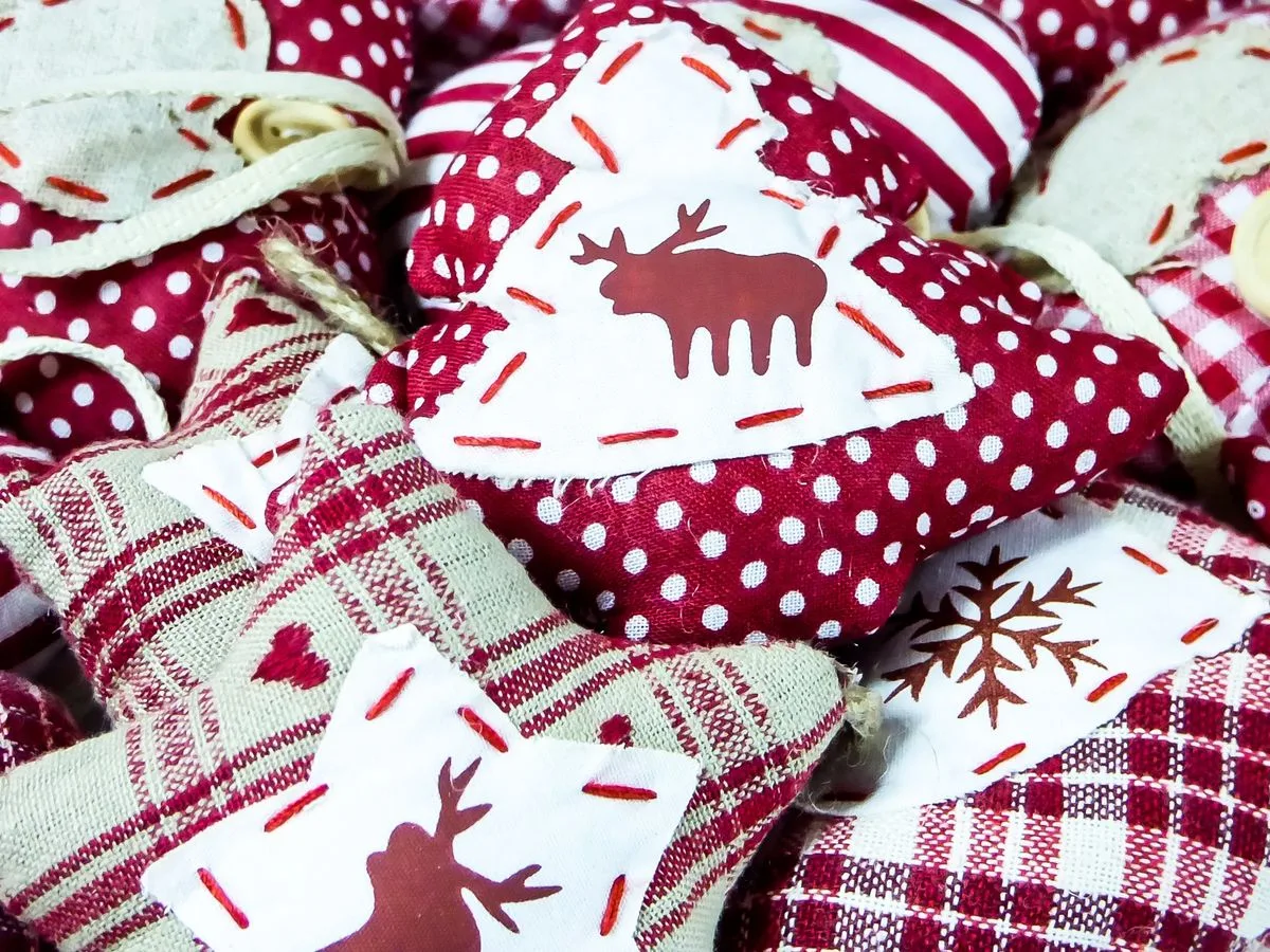 Petites décorations de Noël en tissu avec motifs de renne appliqués, en rouge et blanc