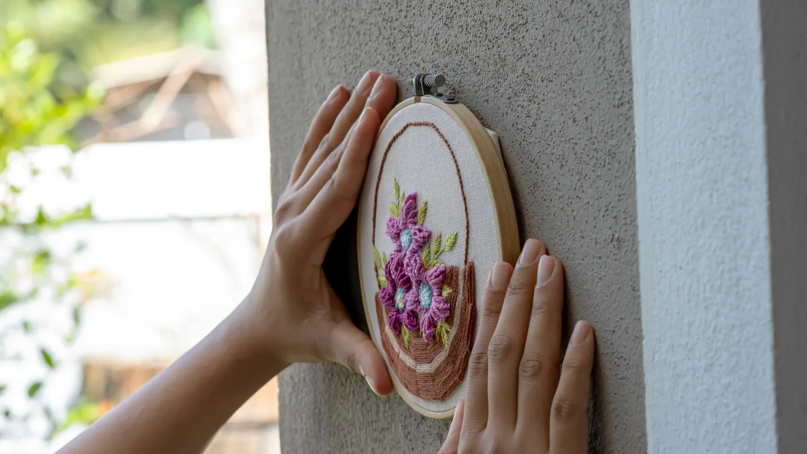 Broderie florale encadrée illustrant un motif délicat adapté à un cadeau de naissance brodé