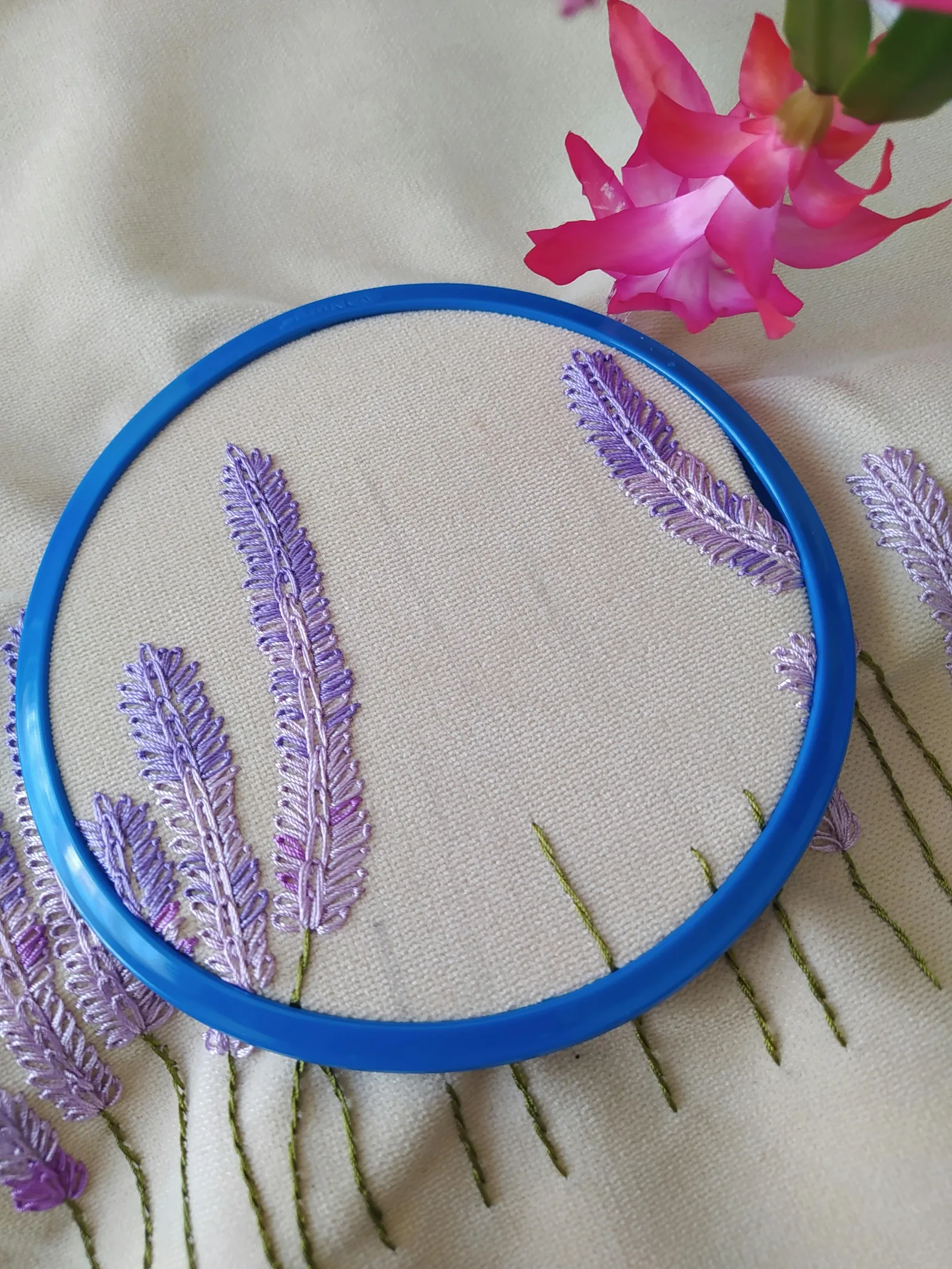 Broderie de lavande en point de croix dans un cerceau bleu, épis violets et lilas sur toile de lin naturel