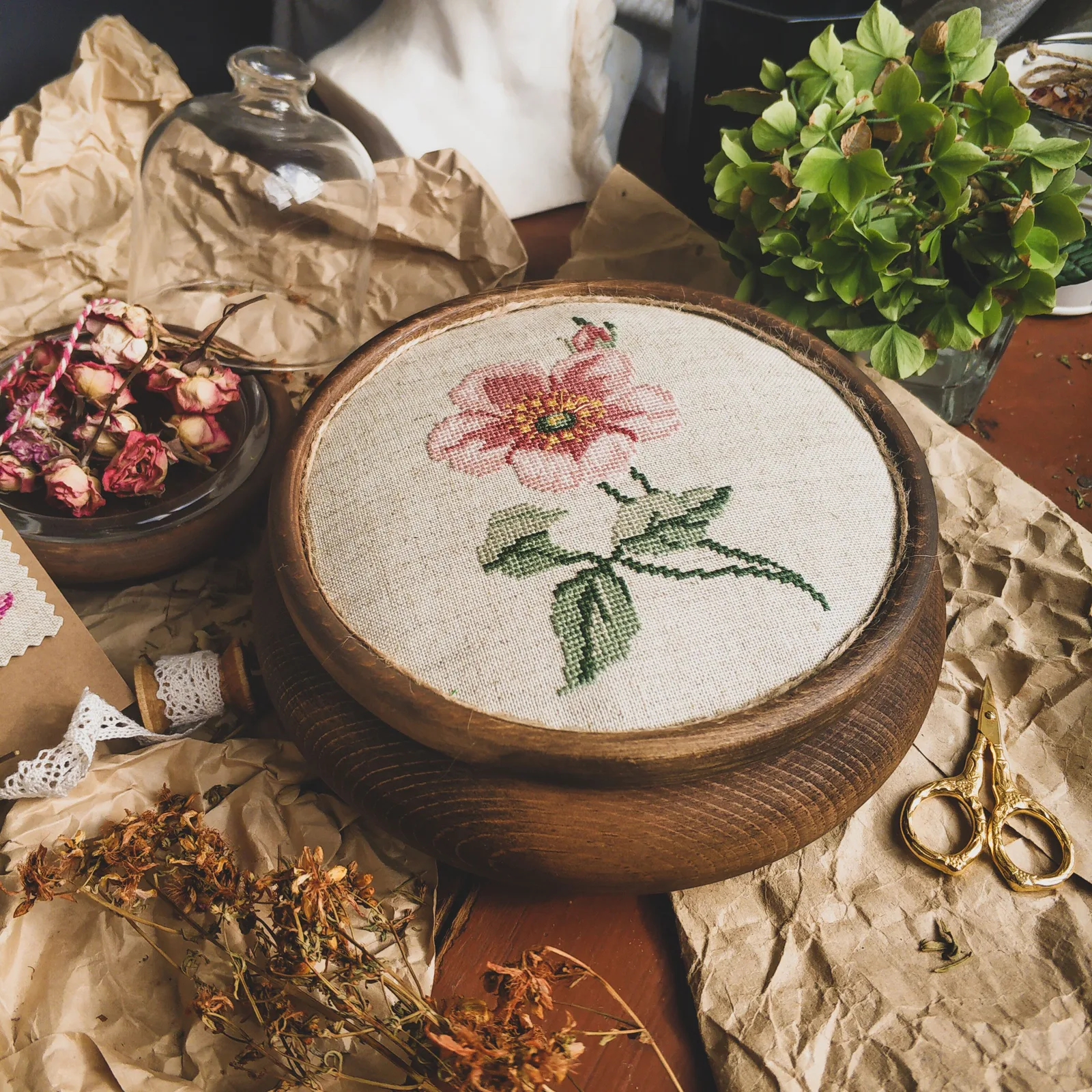 Broderie en cerceau sur tissu lin avec motif floral en cours de réalisation, technique point de croix