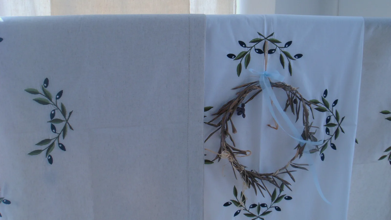 Nappes en lin blanc brodées de motifs d'olives — style contemporain et épuré pour la table