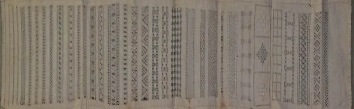 Bande d'échantillons de broderie de jours hongroise montrant de nombreuses variantes de jours sur toile