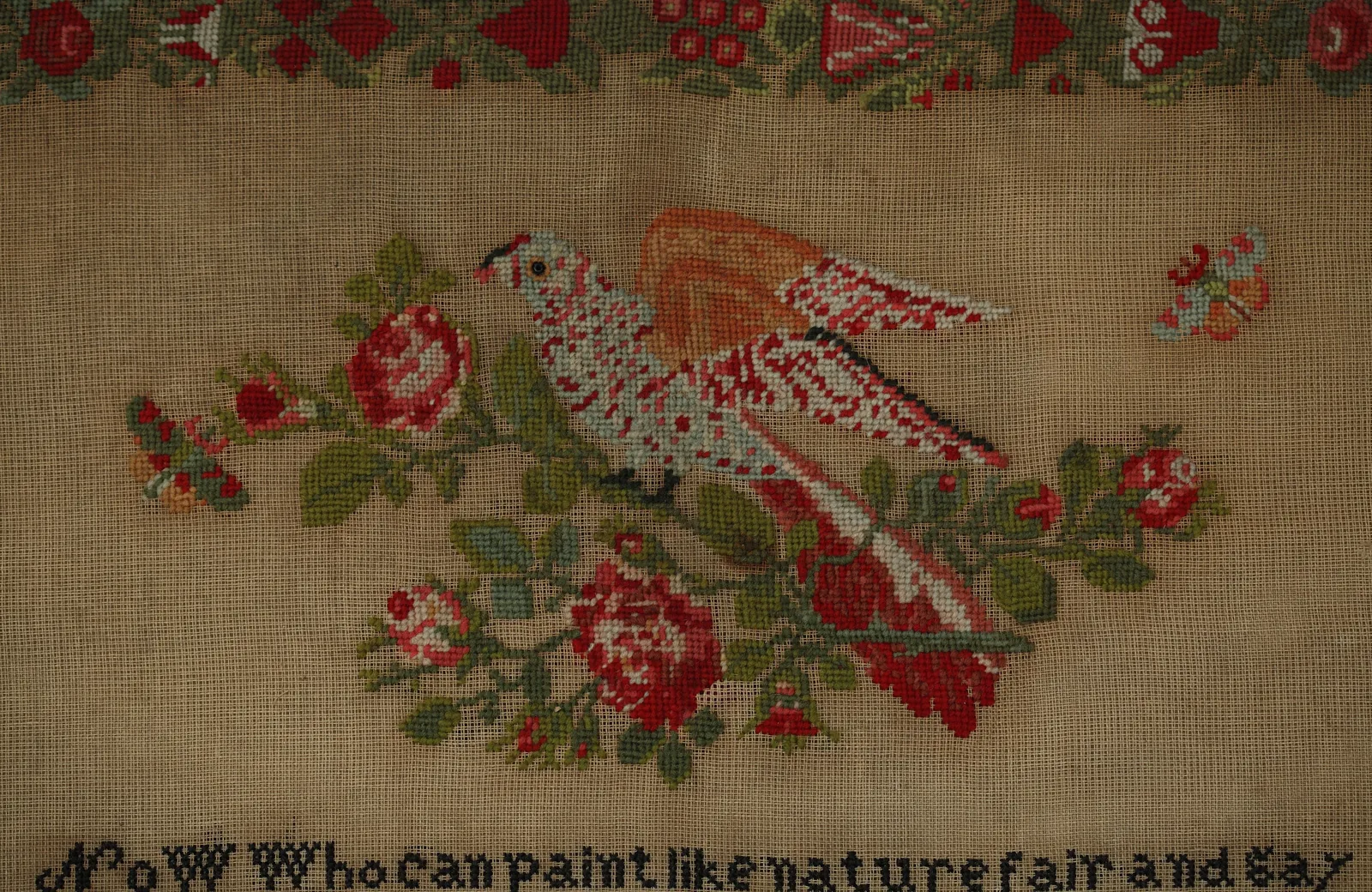 Sampler victorien brodé avec oiseau, roses et inscription — héritage de la broderie naturaliste