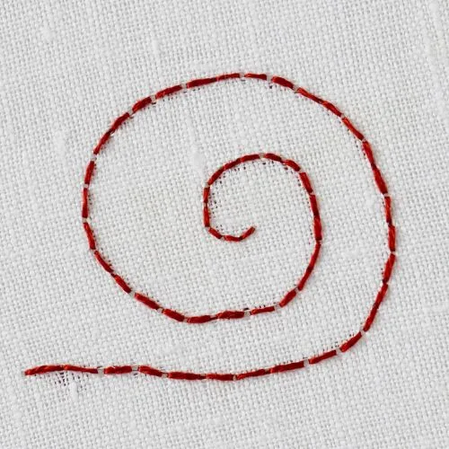 Point arrière en spirale sur tissu blanc — démonstration de la technique backstitch