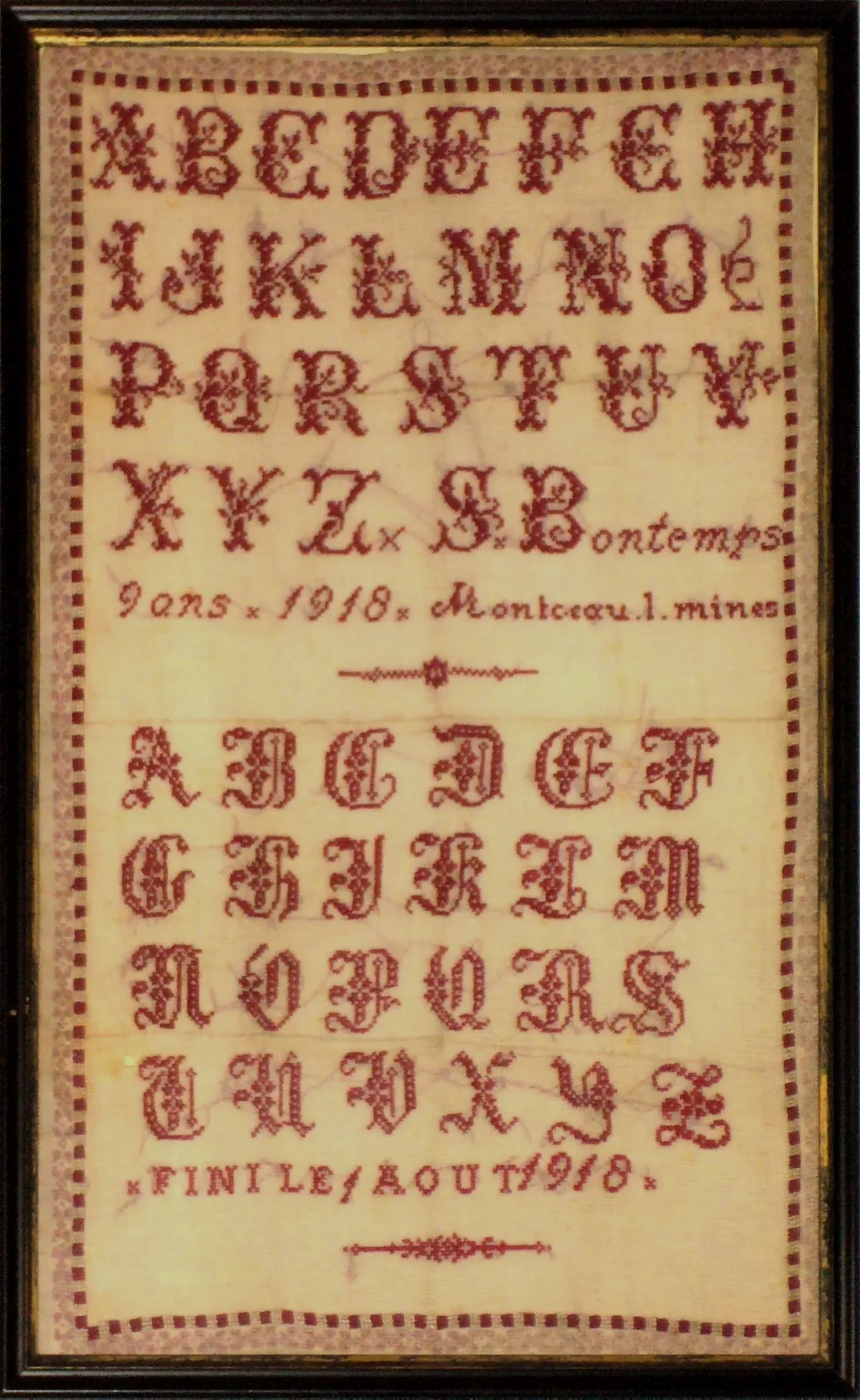 Sampler alphabet ancien brodé au point de croix compté sur lin écru, exemple de résultat obtenu en broderie comptée