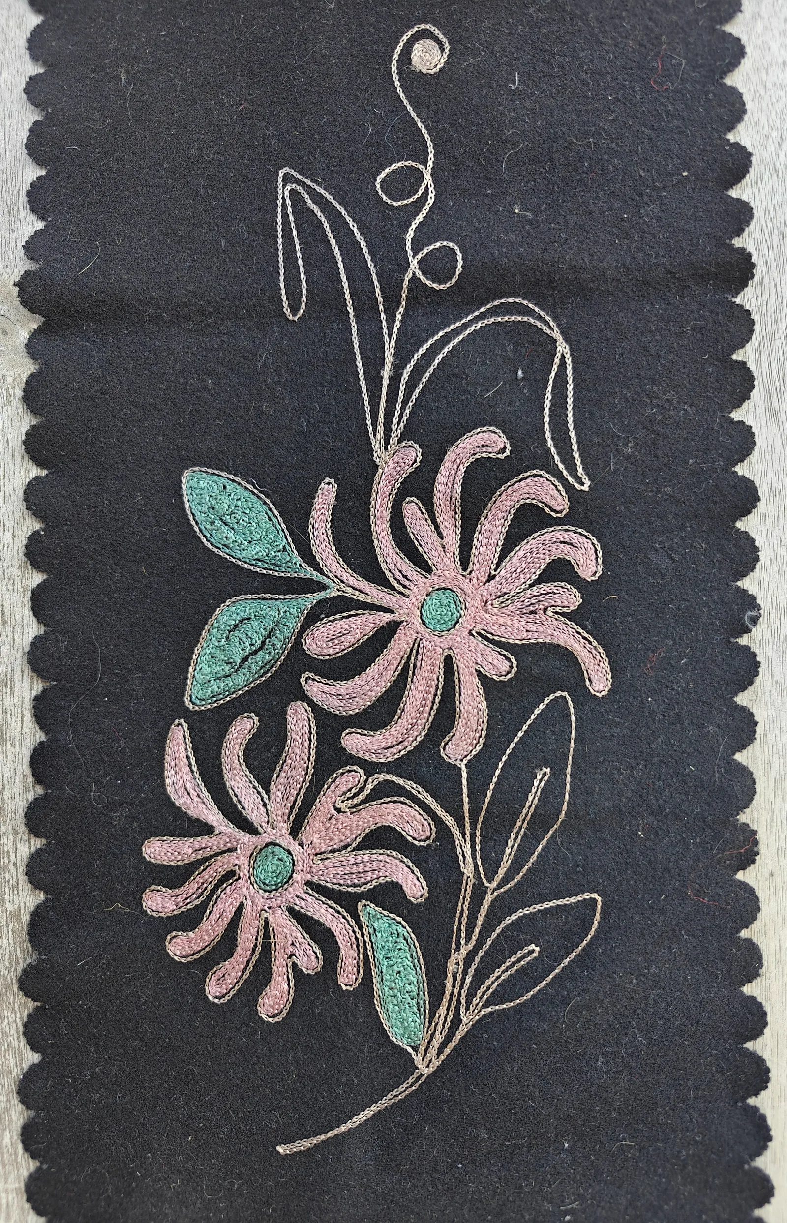 Chemin de table punch needle floral avec motif de fleurs sur tissu sombre, broderie à l'aiguille magique