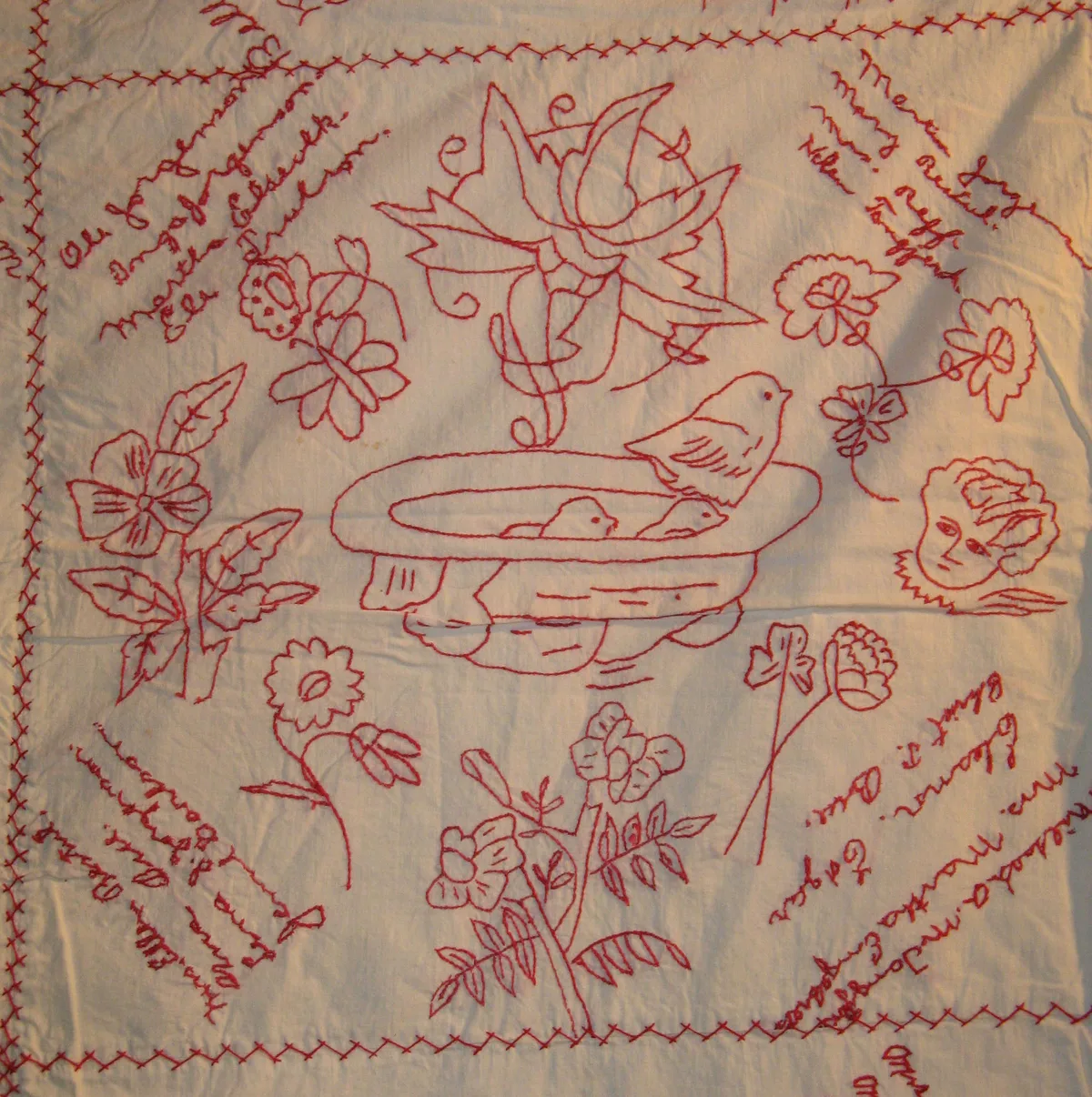 Panneau de courtepointe redwork ancien avec motif d'oiseaux à la fontaine brodé au fil rouge, style penny square américain